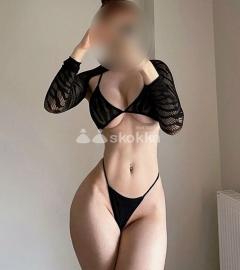 ROSE, mujer hermosa, anfitriona que brinda un rico sexo.